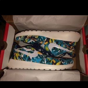 NEW - Nike Roshe Size 7.5 (obo)